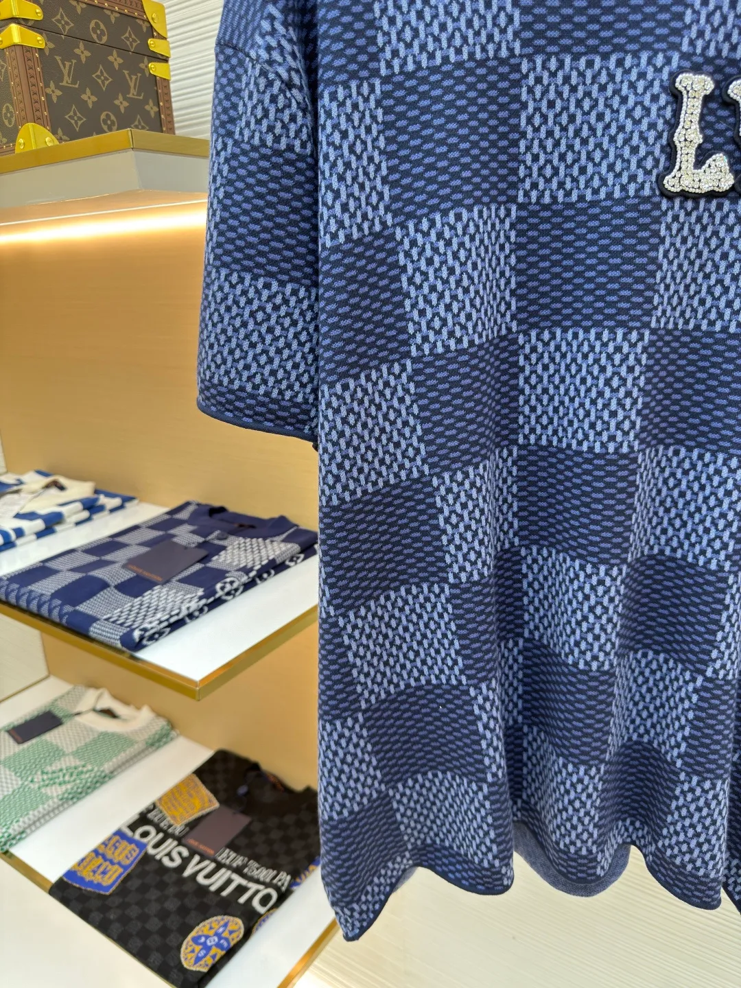 LOUIS VUITTON plaid beaded woolen short sleeves ●Authentic product: purchased and developed at 11400 ●Item number: 1680086-B05 ●Fabric: wool fabric ●Technology: knitting ●Version: fitted version ●Weight: about 330 grams ●Size: XS-S-M-L ●Description: The wool material is made of 100% fully combed cotton yarn, and the fabric piece is woven using a Stoll 16-needle ultra-fine machine imported from Germany worth 47W. It is woven at a parallel and even speed with reference to the original three-color jacquard structure. Each piece takes 270 minutes. During the weaving, 7 sand spits are used to alternately knit back and forth. The number of knitting rows for a single front garment hanging wool is as high as Line 6352... Only after random inspection can we carry out seam selection, washing, and hand-ordering of the original main label, wash mark, details down to the height of the wash mark, stitching method, and final ironing. Only after a general inspection can we package and ship. It is not like those ordinary computerized flat knitting machines. In order to rush the goods, the speed is turned to the limit, and the stitches of the knitted garments are different in size, code, and patterns. The overall wiring is straight and delicate, the fabric is comfortable and soft, and the color is consistent without color difference. It can be matched with the same style to create a fashionable look and control various occasions. Customized accessories, complete with three standards, same style for men and women!